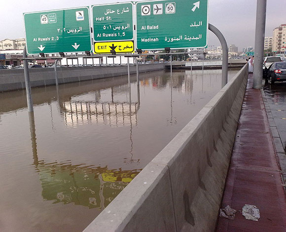 العاصمة السعودية تغرق في الفيضانات  