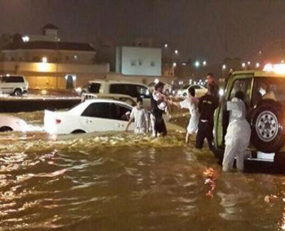 العاصمة السعودية تغرق في الفيضانات  