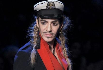  جون غاليانو يشتكي على ديور