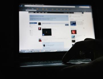 كويتية تنشر صور ابنة زوجها على الإنترنت