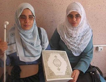 شقيقتان كفيفتان تحفظان القرآن في عامين