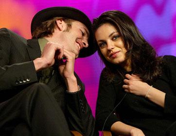 كاتشر يهدي كونيس غطاءً للهاتف بقيمة 5 آلاف دولار