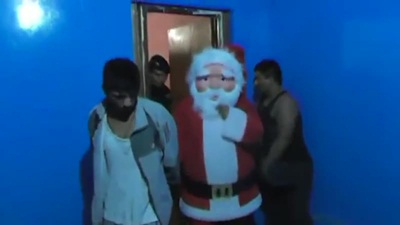 بدلًا من أن يوزع الهدايا يقتحم منزلًا