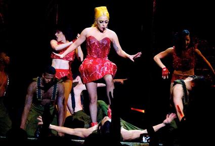 هذه متطلبات الليدي غاغا الغريبة خلال جولتها الغنائية