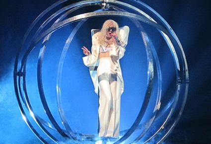 هذه متطلبات الليدي غاغا الغريبة خلال جولتها الغنائية