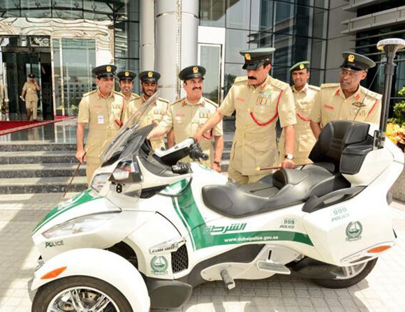 شرطة دبي تستعين بالدراجة البخارية المميزة "كان أم سبايدر"