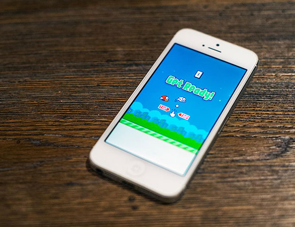 بيع هاتف آيفون 5 إس مزود بلعبة Flappy Bird بـ 99900 دولار