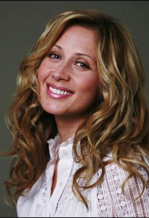  لارا فابيان تلغي حفلتين في لبنان وتصرّح : لن أغني في ظل التهديدات