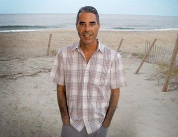 رجل ينتزع نطاقات كثيرة ويجني 400,000$ شهرياً