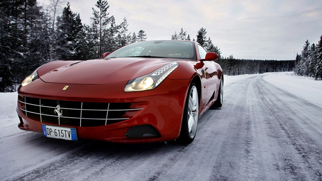 Makku Alen يختبر Ferrari FF على الطرقات الثلجية