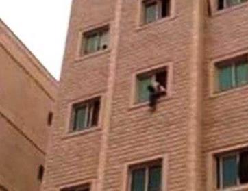 بالفيديو: مصري يحاول أن يلقي بنفسه من الطابق الرابع