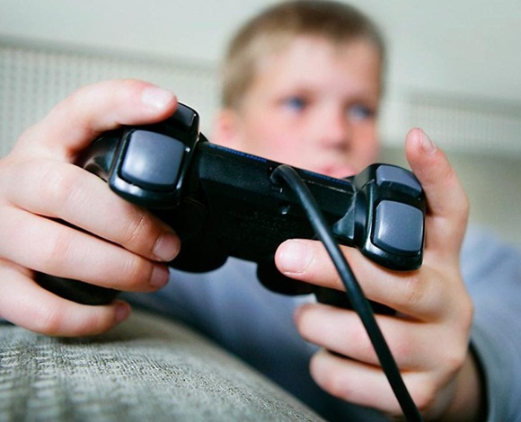 ما هي الأضرار التي تسببها الألعاب الألكترونية على الأطفال؟