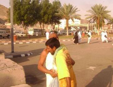 مليونير يعمل في شوارع مكة عامل نظافة