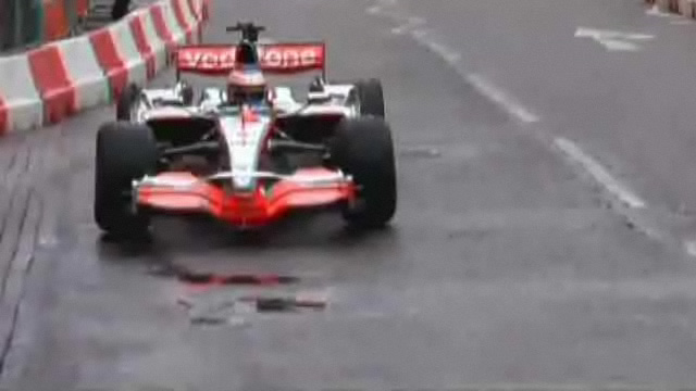 جولة Mercedes McLaren في شوارع مانشستر بريطانيا