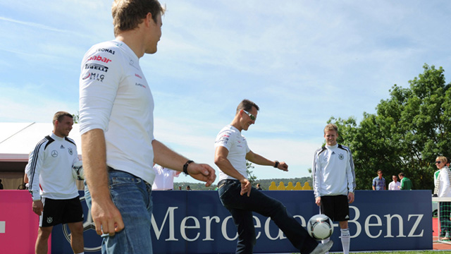Schumacher و Rosberg يمارسان لعبة كرة القدم