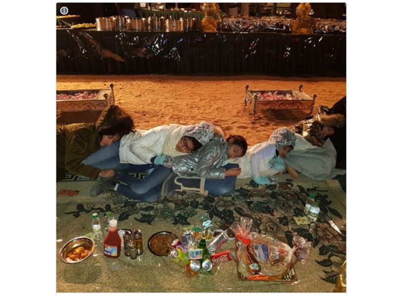 الوليد بن طلال ينشر صورة حفيداته وهن نائمات في الصحراء