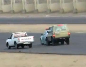 مفحطون سعوديون يصدمون دورية أمنية