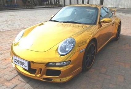 بورش 911 كاريرا ملفوفة بالذهب