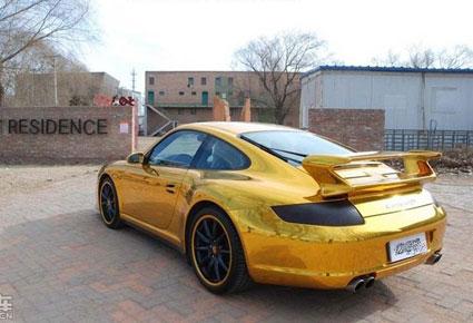 بورش 911 كاريرا ملفوفة بالذهب