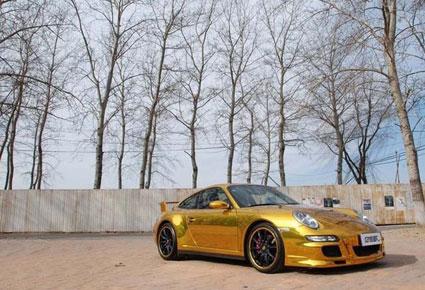 بورش 911 كاريرا ملفوفة بالذهب