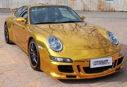 بورش 911 كاريرا ملفوفة بالذهب