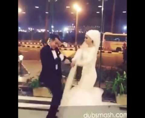 زوجين يحتفلان بزفافهما بأغرب الطرق