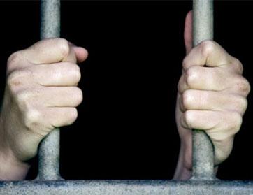 سعوديون يحبسون أختهم 14 سنة لأنها خلعت زوجها المدمن