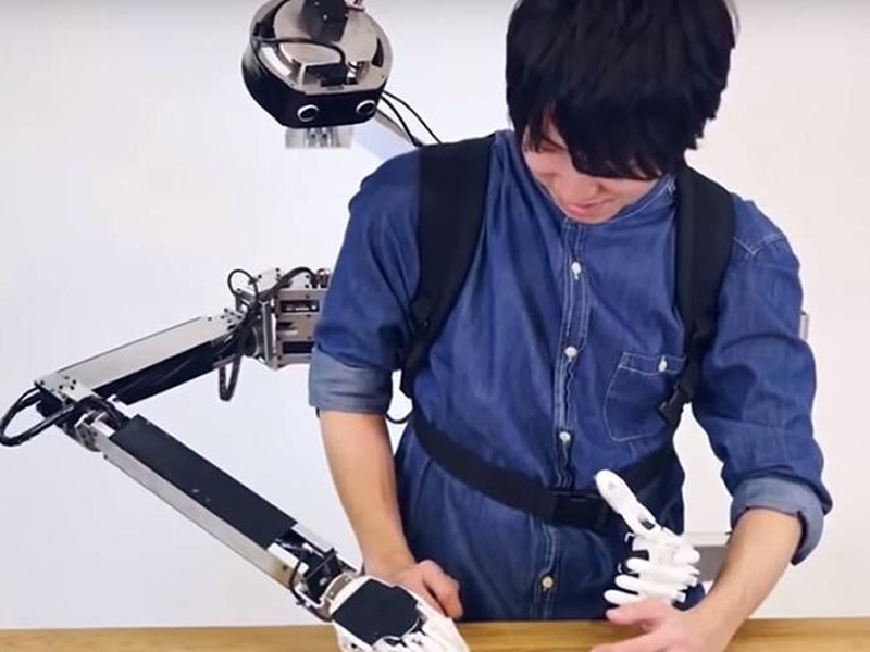 يمكن التحكم بها عن بعد: حقيبة ظهر غريبة تمنح مرتديها ذراعين إضافيين