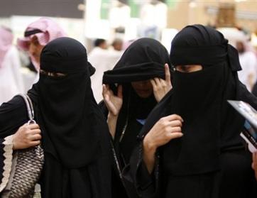 سعودية تضرب عضواً في الهيئة بحجر على رأسه 