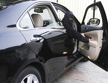 سعودي رافق ابنته لتقود سيارته في الفجر ...  فضبط