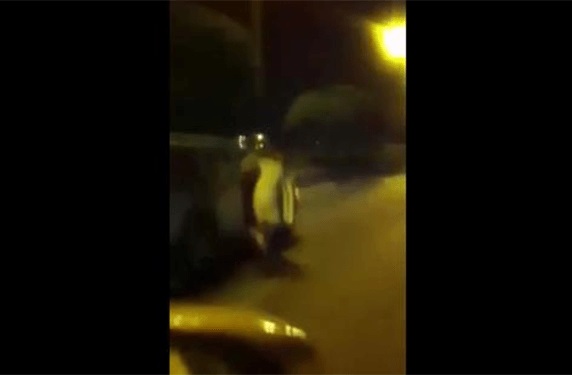 سعودي  يترجل من سيارة تسير بسرعة ١٠٠ كم بالفيديو