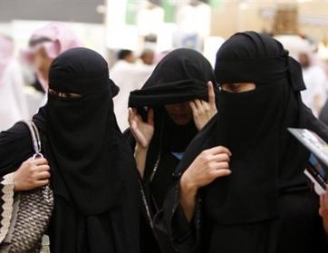 اعادة سعوديات من مطار باريس لرفضهن خلع النقاب