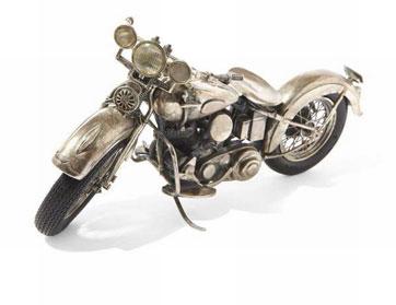 دراجة هارلي ديفيدسون: تحفة فضية تحطم الرقم القياسي في المبيعات 