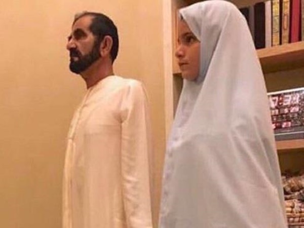 شاهد الشيخ محمد بن راشد يصلي بمعية ابنته