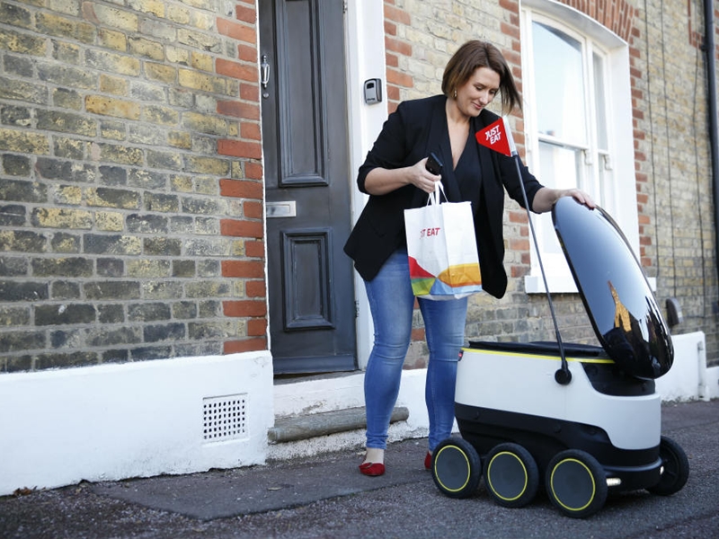 روبوتات ذاتية القيادة توصل الطعام حسب الطلب لموظفي وادي السيلكون