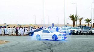 شاب سعودي يطلق النار عشوائيا في أحد مواقع التفحيط