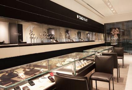 TAG Heuer تعيد افتتاح أقدم متاجرها الرائدة في منطقة الشرق الأوسط
