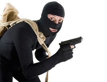 لص مسلح يتوقف أثناء السرقة لإطعام رضيع