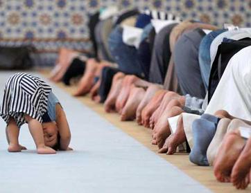 طفل يقلّد المصلّين تنال اعجاب الملايين