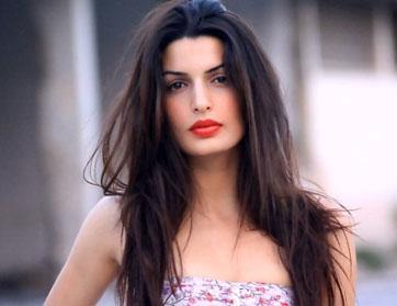  حبيبة جيمس بوند حسناء يونانية