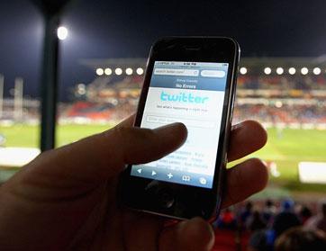 توقيف فلسطينية وثلاثة اماراتيين بتهمة اثارة النعرات القبلية عبر تويتر