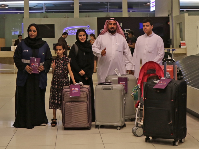 عند وصولهم مطار أبوظبي الدولي: استقبال الزوار من المملكة العربية السعودية بمفاجآت قيّمة ومميزة من موسم صيف أبوظبي