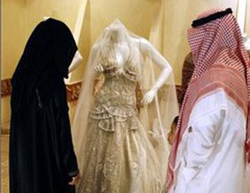 مواطنة تحيي حفل زفافها من جديد بعد 10 سنوات لحصول زوجها على البكالوريوس