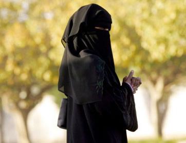 سجن سعودية قذفت رجالا من "الهيئة" بحذاء