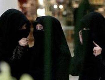 عراك نسائي وتقاذف بالأحذية من أجل موقف سيارة 