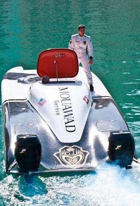 "معوض" تقدم فريق "معوض للزوارق السريعة"