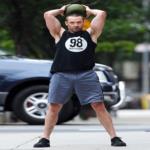 بالصور: هيو جاكمان يبرز عضلاته في نيويورك 