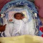 بالفيديو: خليجي يغرق طفلا رضيعاً بالأموال