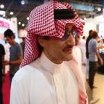 بالفيديو : "الوليد بن طلال" يلتقط صوراً سيلفي مع معجبيه
