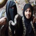 بالفيديو : سعودية هوايتها تربية الثعابين